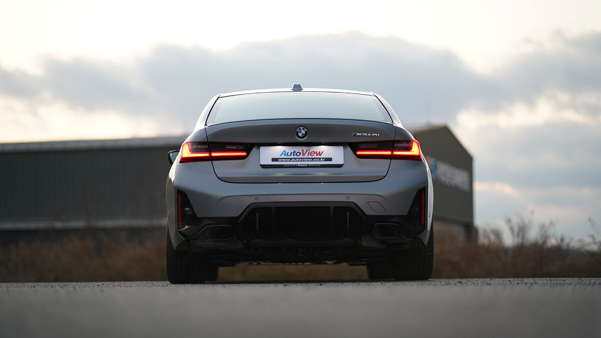 2025 BMW M340i LCI2 Feat. 색상 : 스카이 스크래퍼 그레이 썸네일