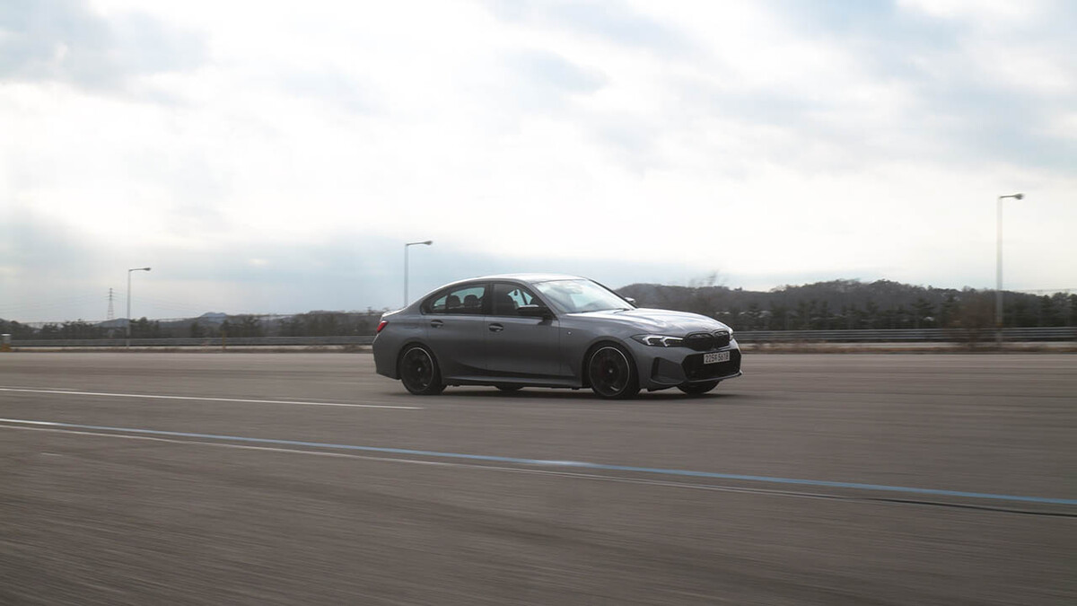 2025 BMW M340i LCI2 Feat. 색상 : 스카이 스크래퍼 그레이 썸네일