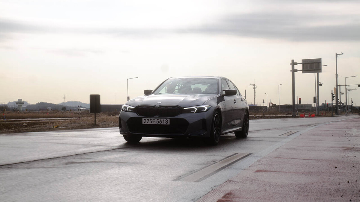 2025 BMW M340i LCI2 Feat. 색상 : 스카이 스크래퍼 그레이 썸네일
