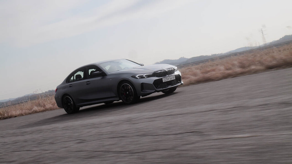 2025 BMW M340i LCI2 Feat. 색상 : 스카이 스크래퍼 그레이 썸네일