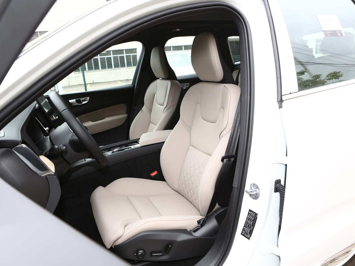[출시예정] 볼보 XC60 B5 2차 페이스리프트  썸네일