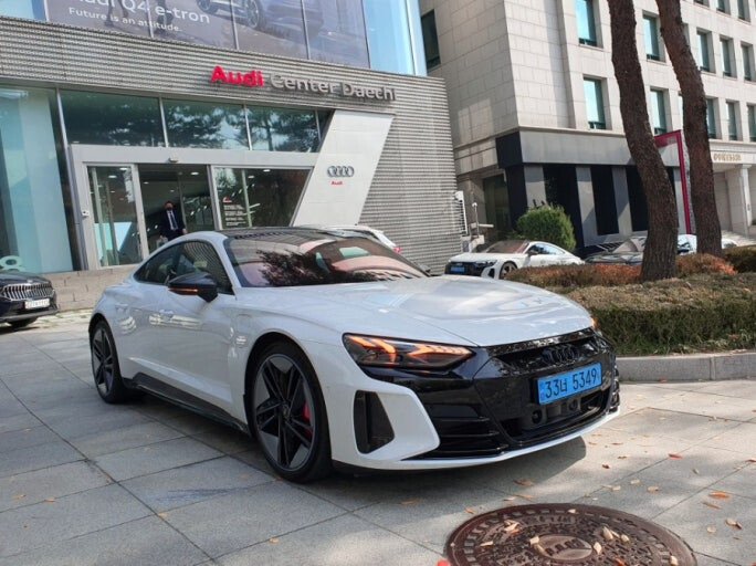 BMW 신차 550e VS 아우디 30% 할인하는 RS 이트론 GT  썸네일