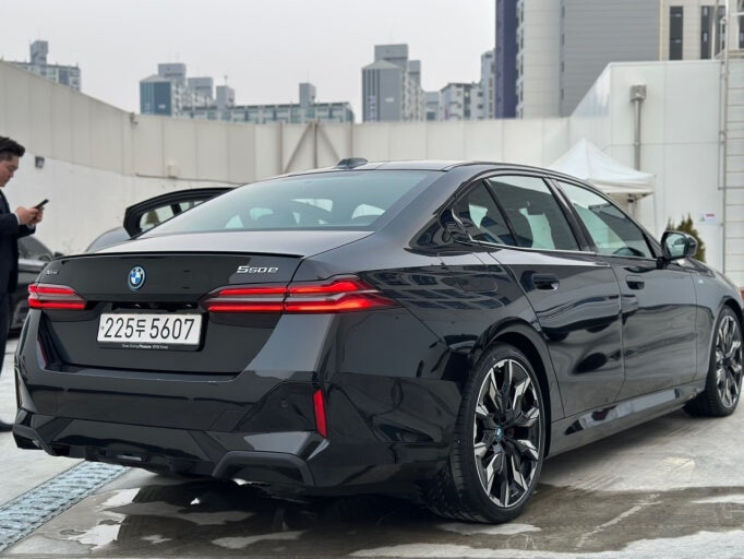 BMW 신차 550e VS 아우디 30% 할인하는 RS 이트론 GT  썸네일