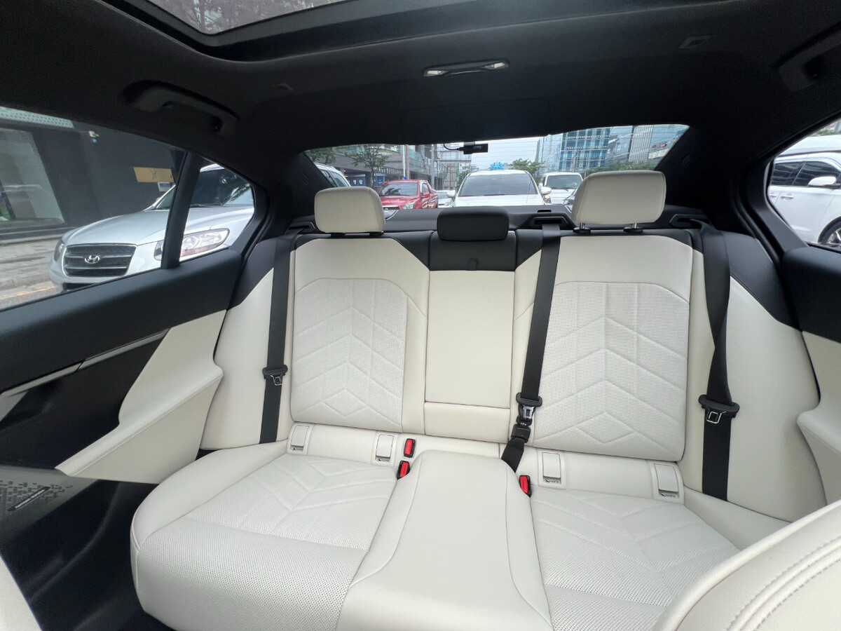 BMW 화이트 시트에 꽂혔습니다  썸네일