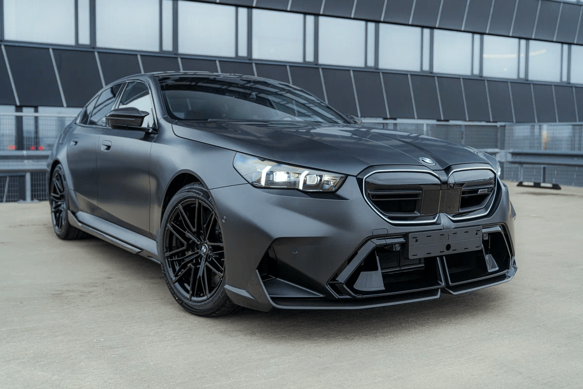 BMW G90 M5 프로즌 딥 그레이 전시차 사진  게시글 썸네일