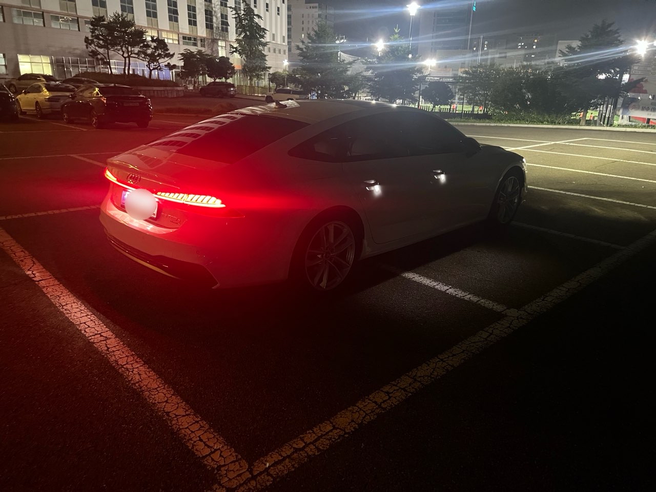 아우디 A7 55 TFSI e 콰트로 프리미엄 썸네일 이미지