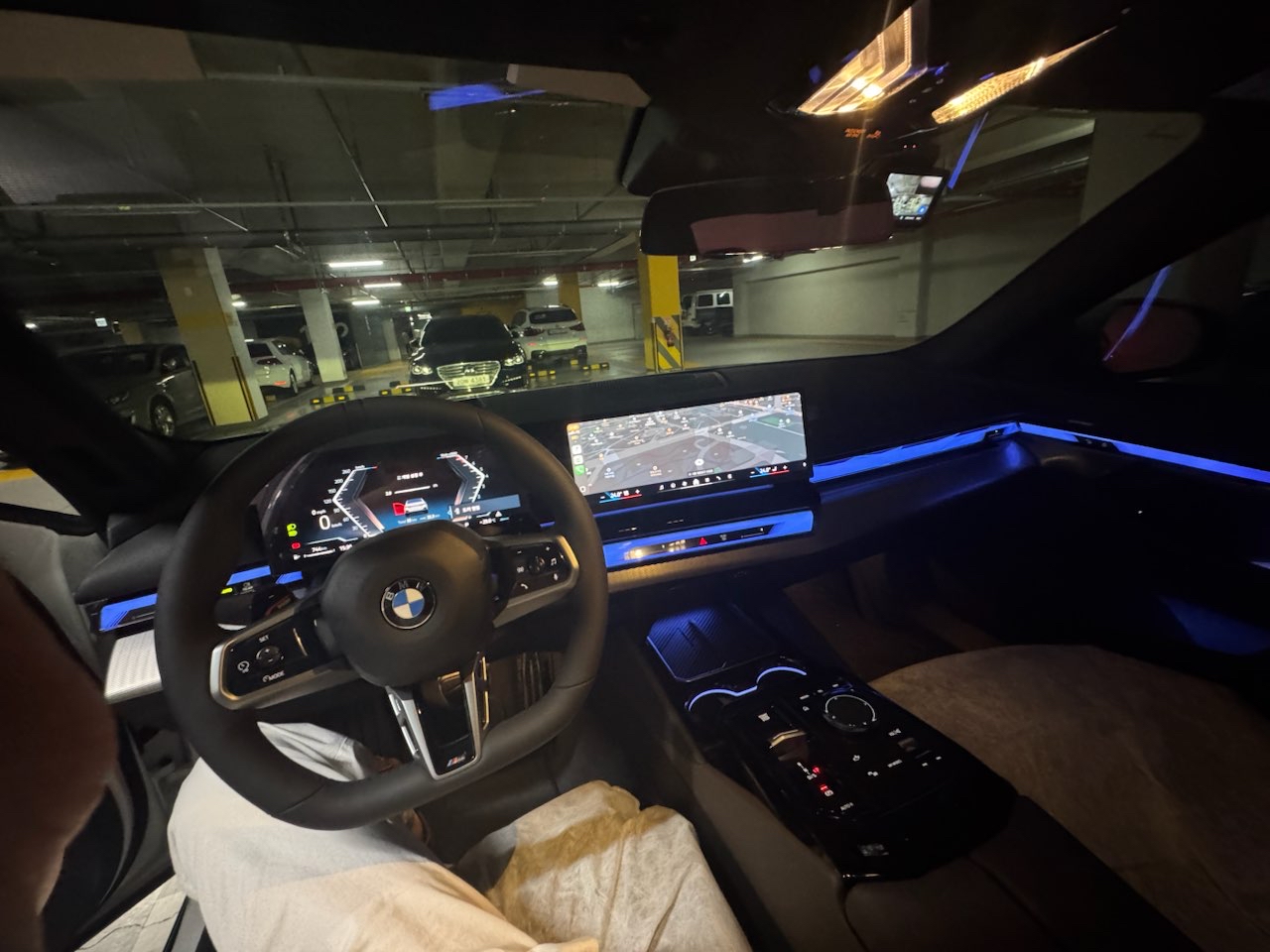 BMW 5์๋ฆฌ์ฆ 520i M ์คํฌ์ธ P2 ์ธ๋ค์ผ ์ด๋ฏธ์ง