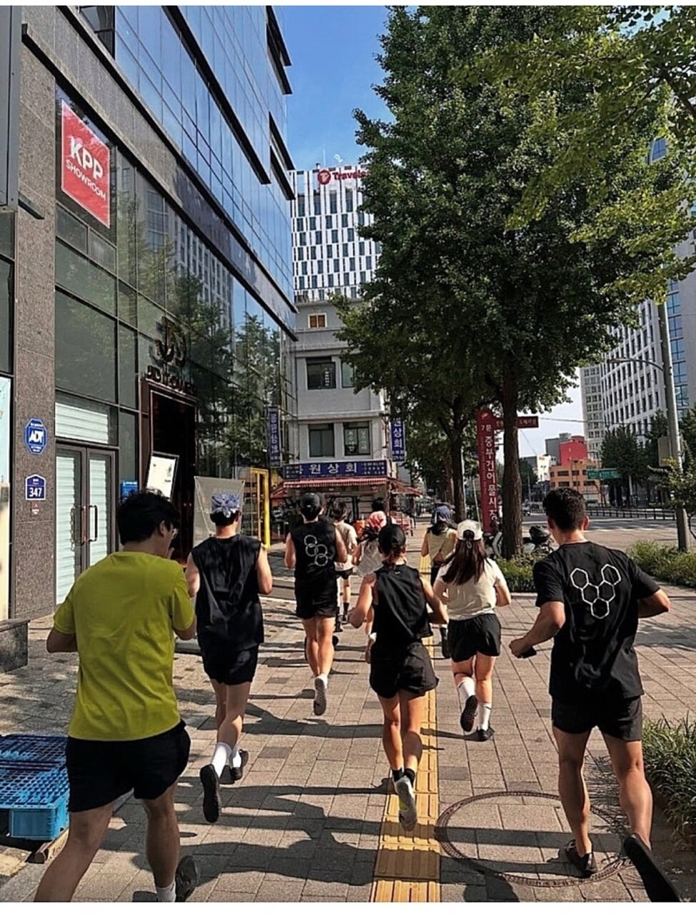 을지로 “러닝크루” 근황. jpg  게시글 썸네일