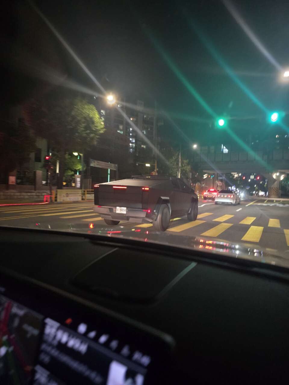 사이버트럭 실물 게시글 썸네일