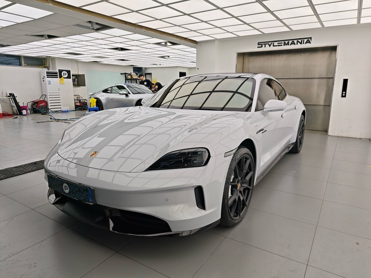 New 타이칸 GTS 썸네일