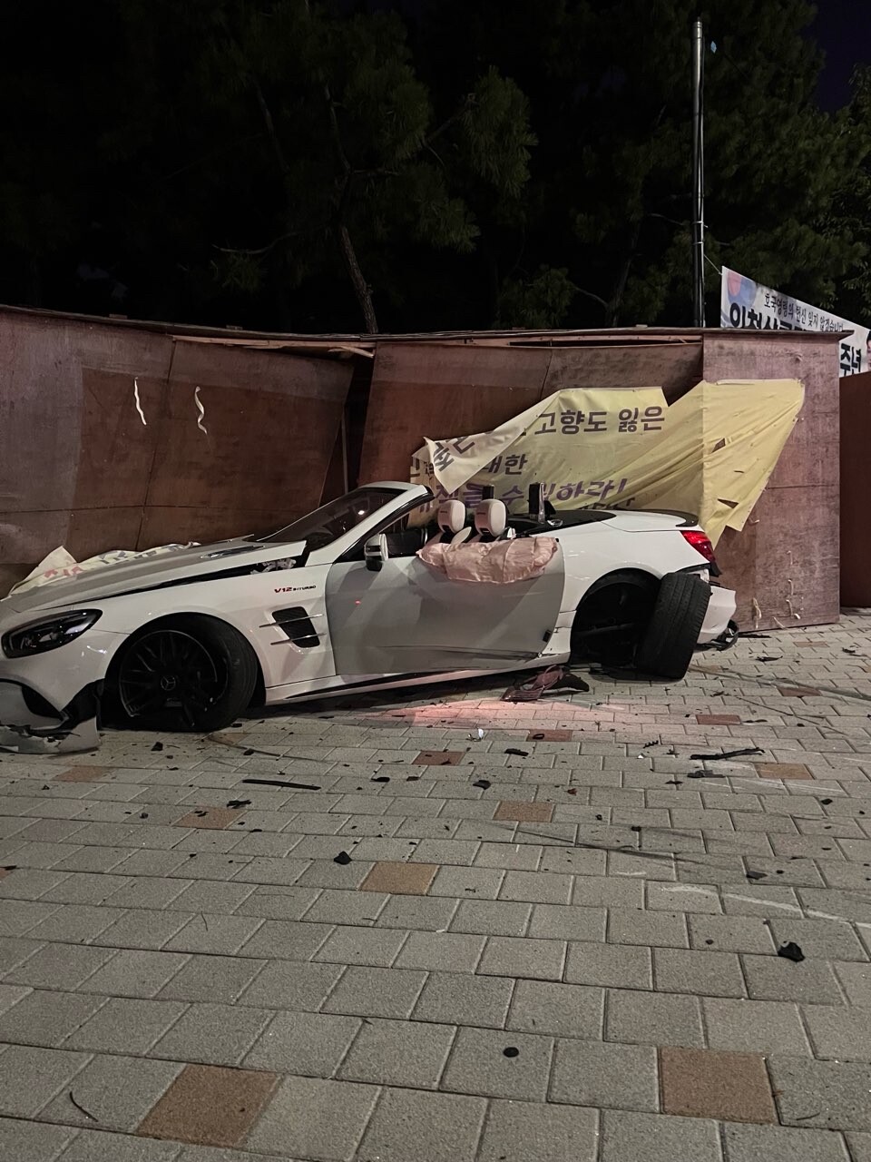 자차없이 벤츠 오픈카 빌려탔다가 인생 하드코어 모드 시작한 MZ ㄷㄷㄷ (심각주의)  썸네일