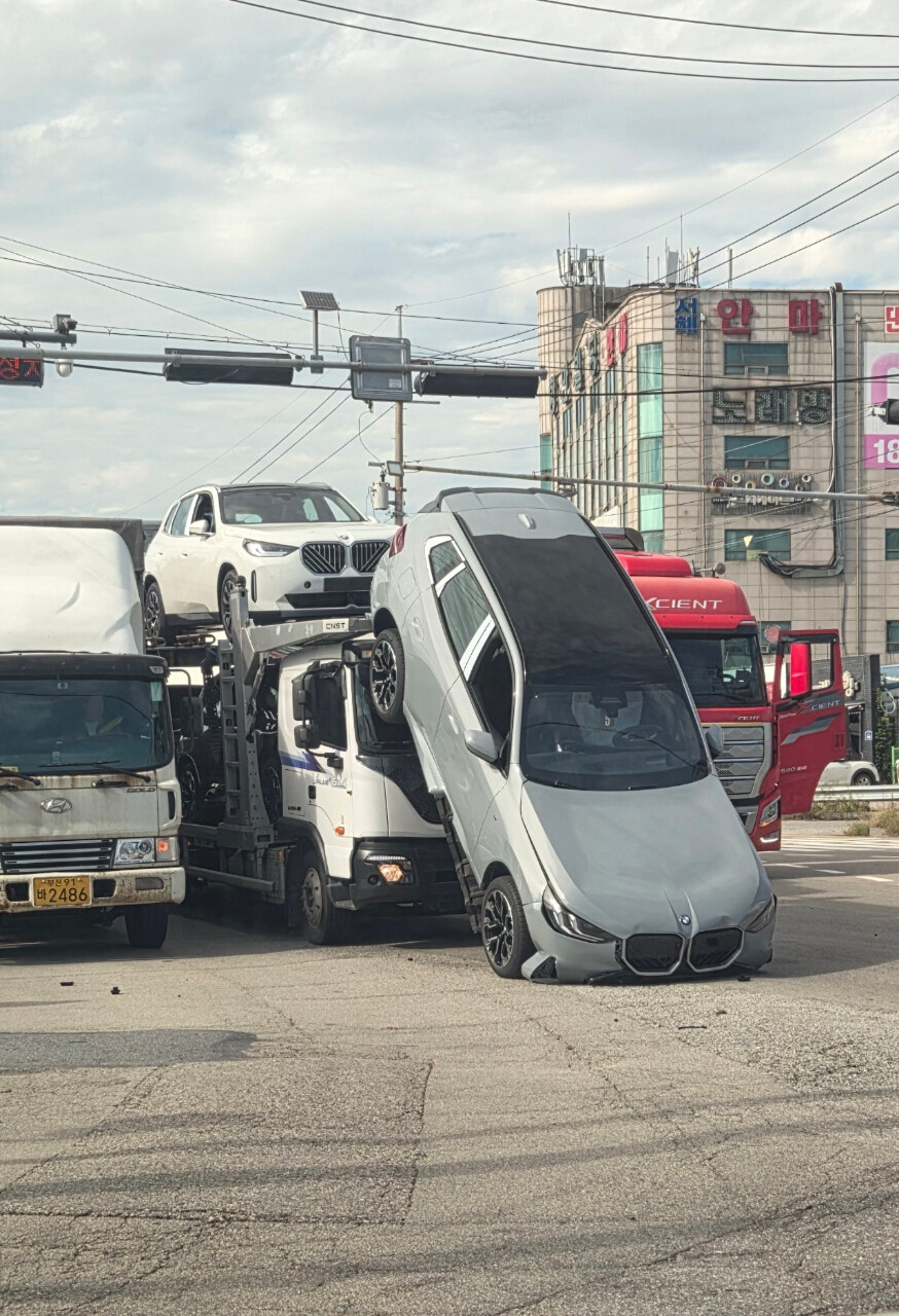 슬픔주의) BMW X3 출고 전 캐리어카 추락 사고...  게시글 썸네일