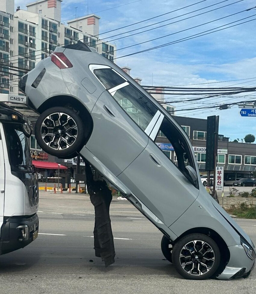 슬픔주의) BMW X3 출고 전 캐리어카 탁송 사고...  게시글 썸네일