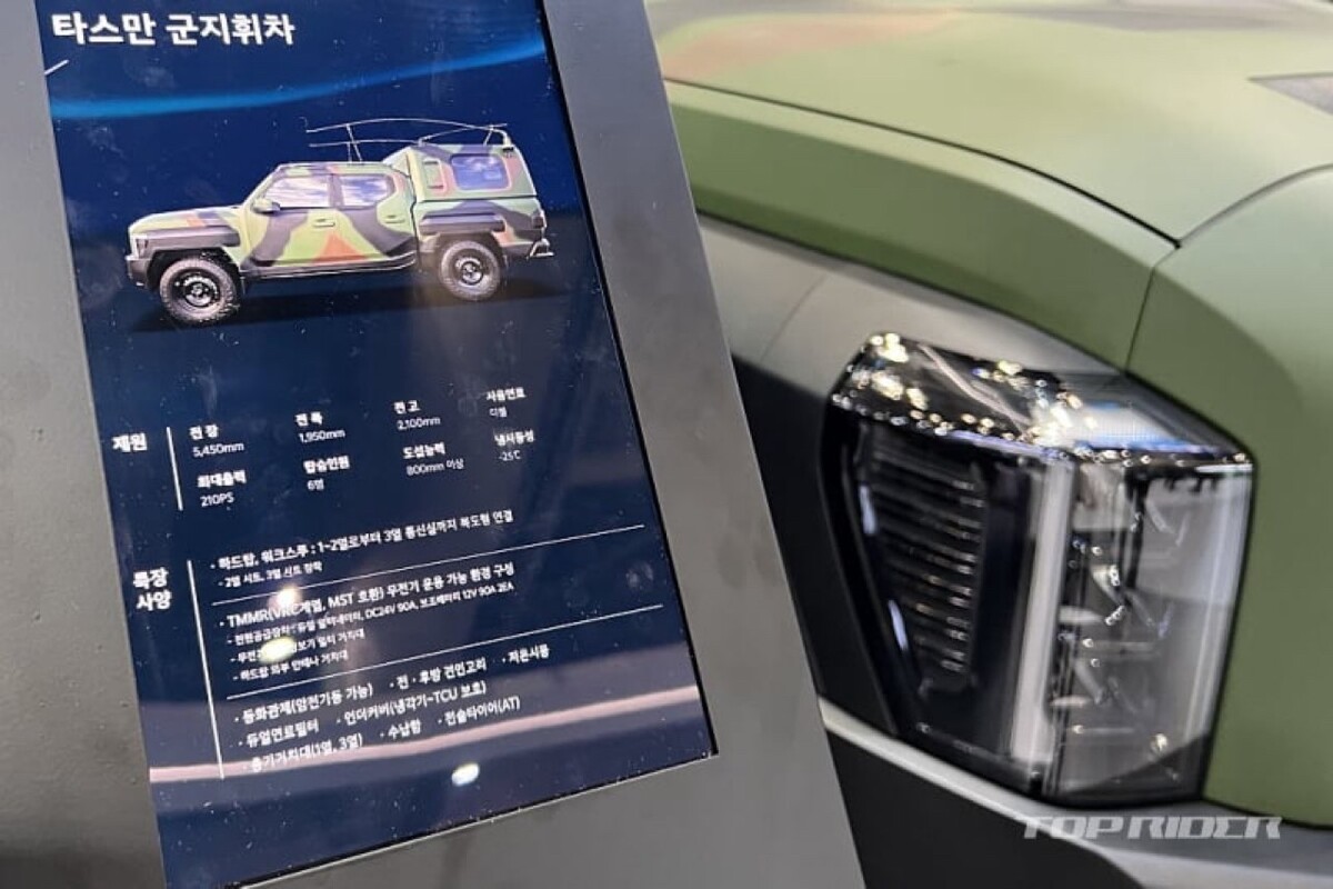 타스만 군용 지휘차  썸네일