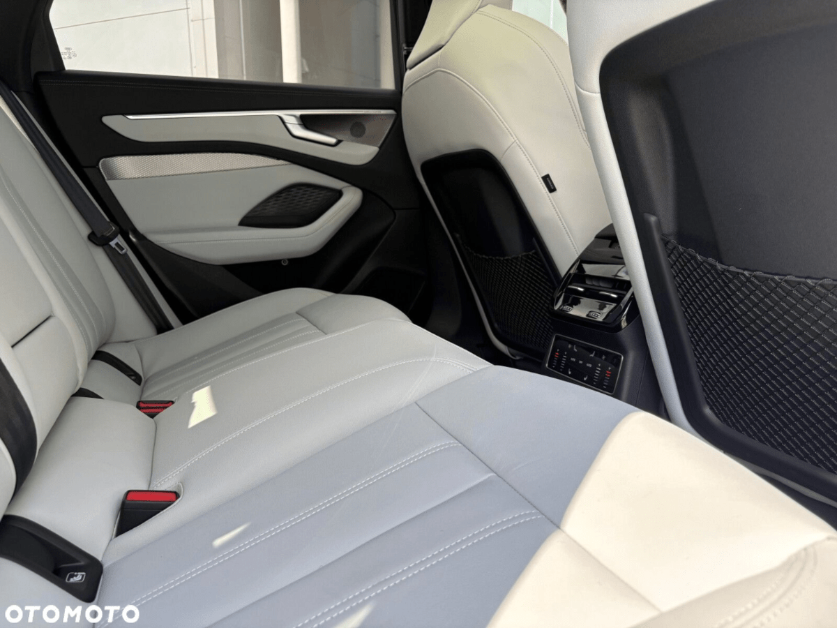 [신차사진] 2026 아우디 A6 풀체인지 (화이트 + 베이지시트) 썸네일