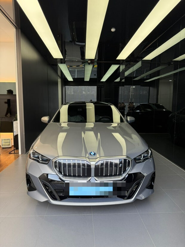 5시리즈(i5) 색상 고민 옥사이드 그레이 별로인가요? 썸네일