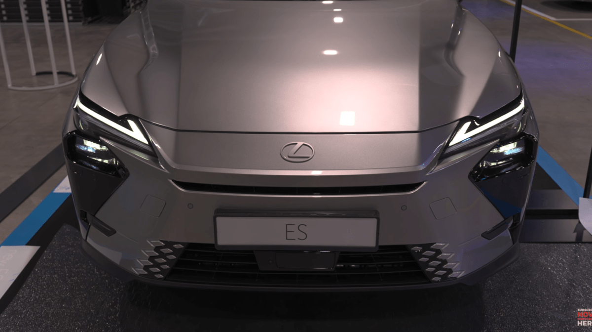 렉서스 ES 풀체인지 엄청 잘 나왔네요 (실물 캡쳐)  썸네일