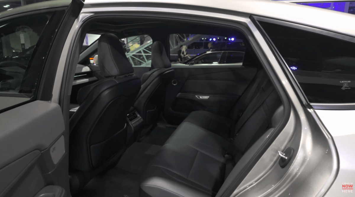 렉서스 ES 풀체인지 엄청 잘 나왔네요 (실물 캡쳐)  썸네일