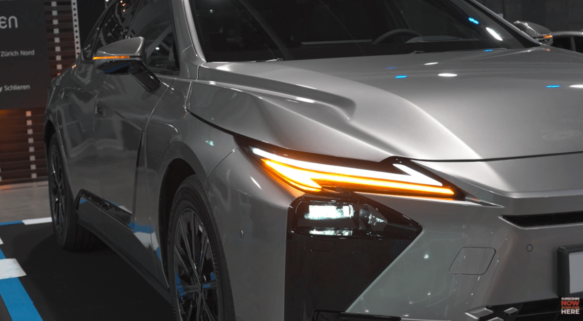 렉서스 ES 풀체인지 엄청 잘 나왔네요 (실물 캡쳐)  썸네일