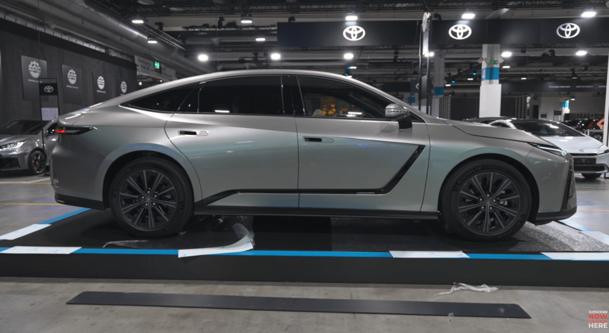 렉서스 ES 풀체인지 엄청 잘 나왔네요 (실물 캡쳐)  썸네일