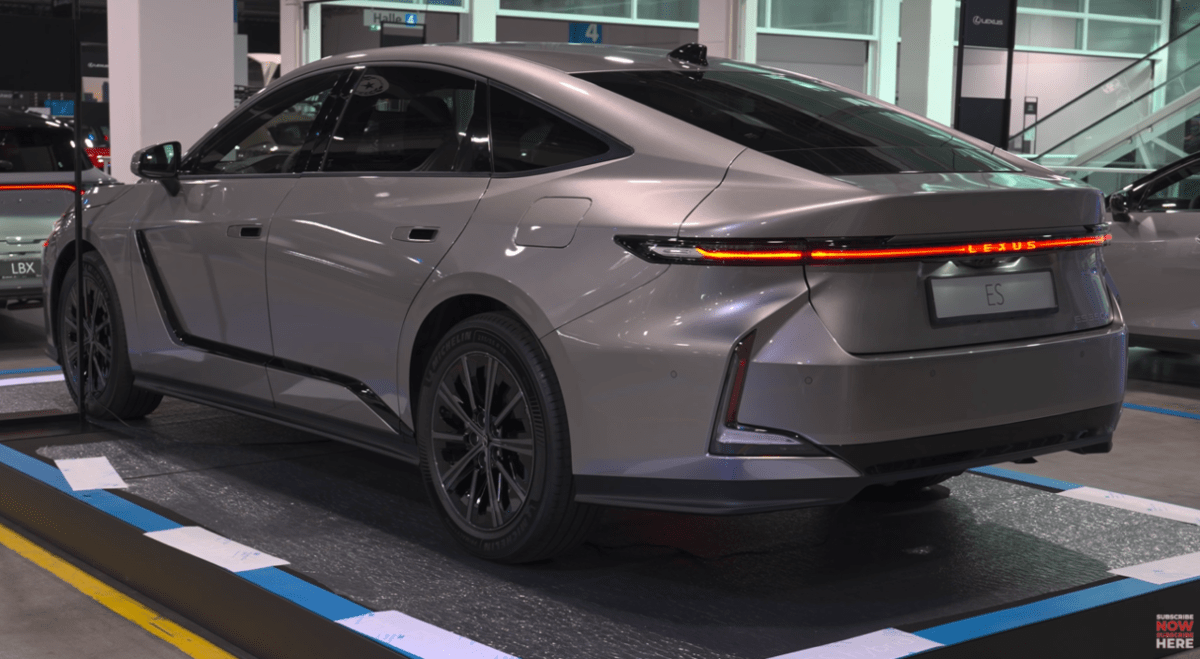 렉서스 ES 풀체인지 엄청 잘 나왔네요 (실물 캡쳐)  썸네일