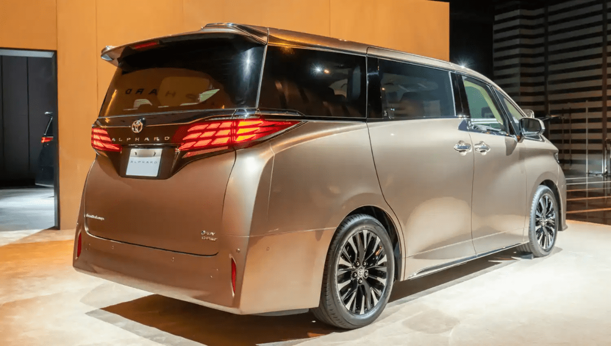 "아빠들 침흘리고 난리났네" 추성훈 애마로 소문난 초호화 패밀리카  썸네일