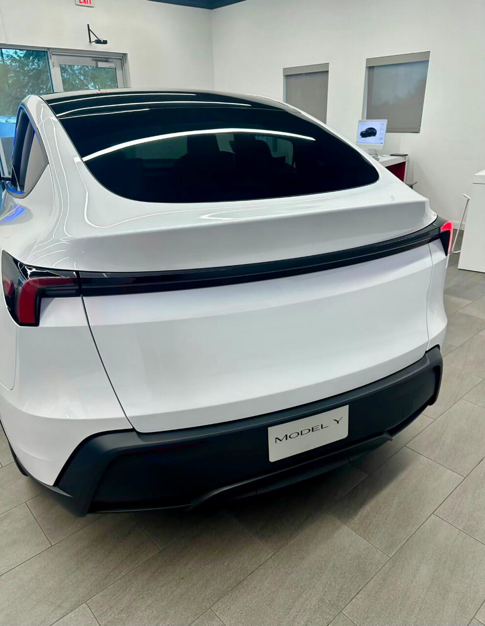 SNS에 올라온 테슬라 모델 Y 스탠다드 깡통차 실물  썸네일