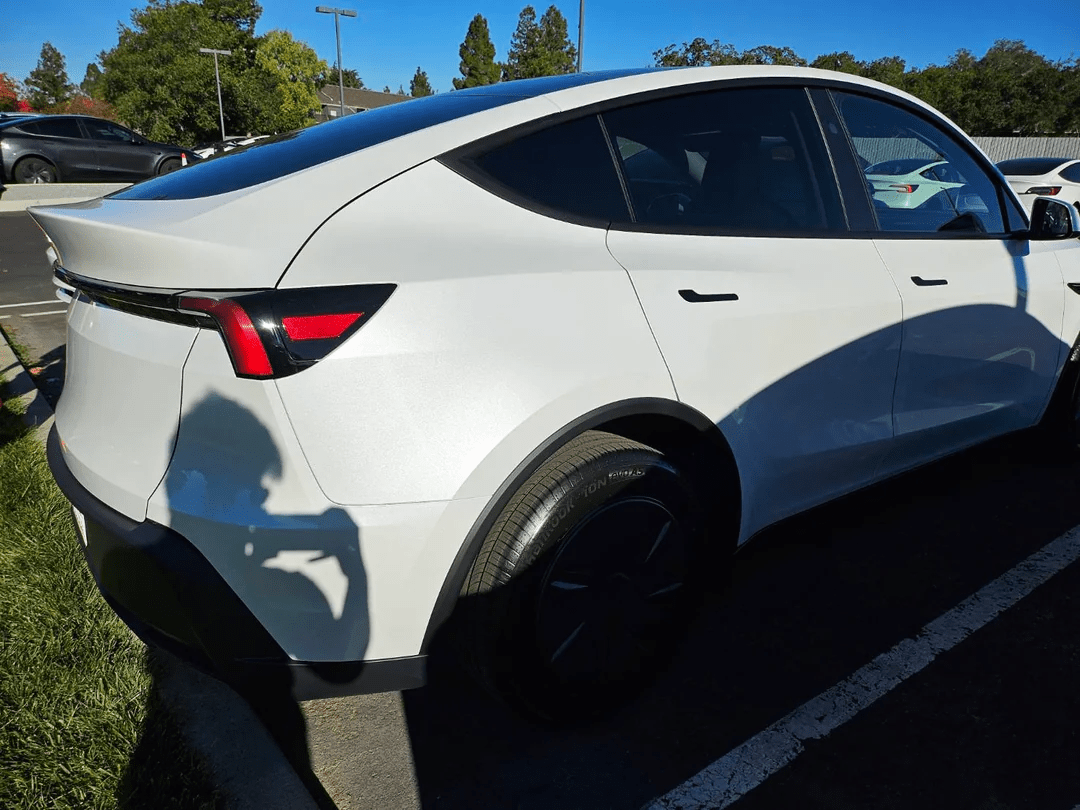 SNS에 올라온 테슬라 모델 Y 스탠다드 깡통차 실물  썸네일