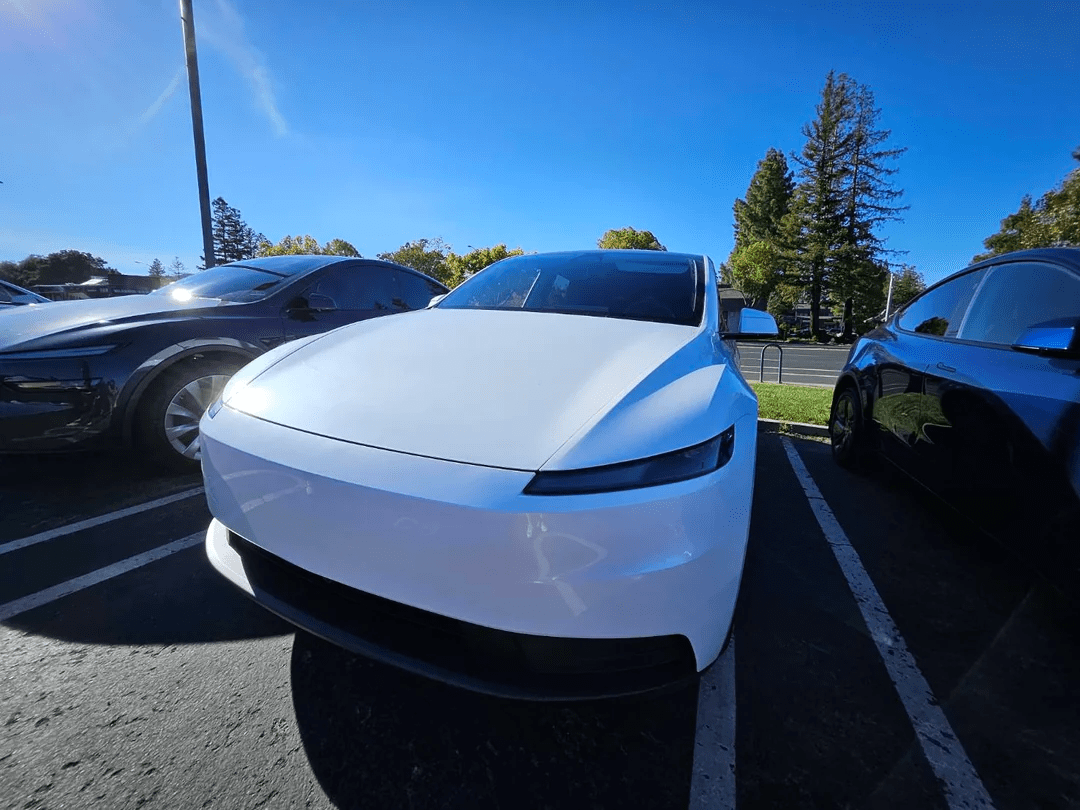 SNS에 올라온 테슬라 모델 Y 스탠다드 깡통차 실물  썸네일