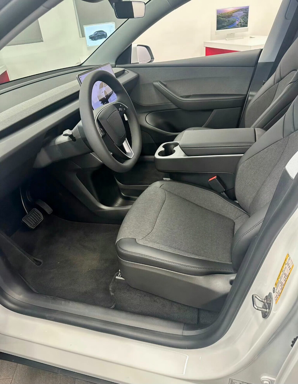 SNS에 올라온 테슬라 모델 Y 스탠다드 깡통차 실물  썸네일