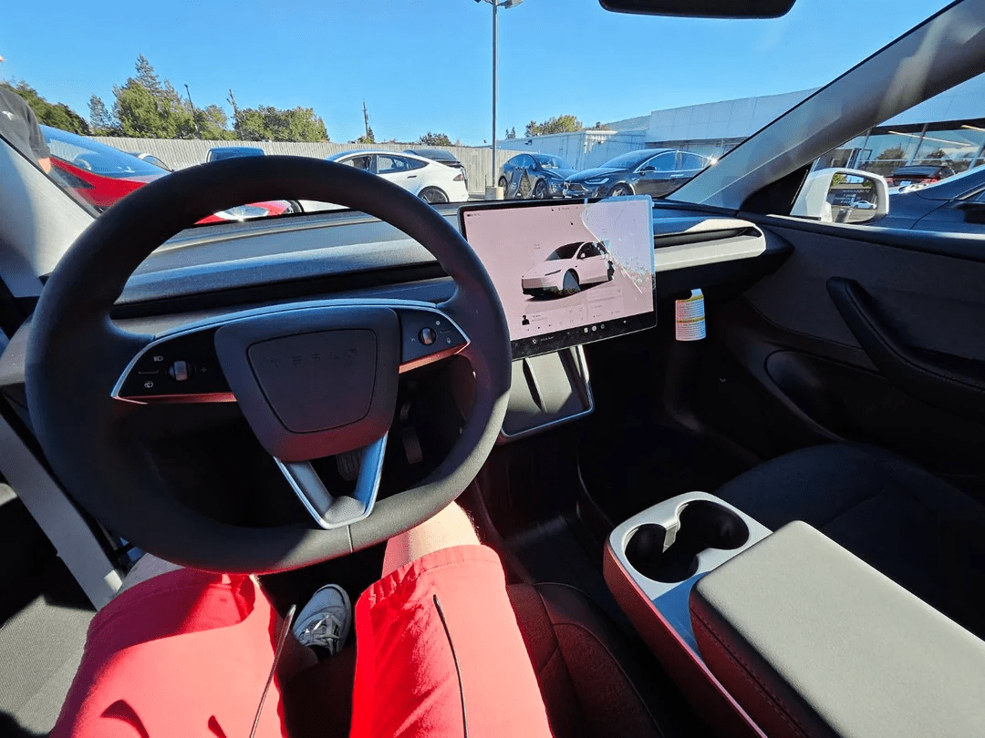 SNS에 올라온 테슬라 모델 Y 스탠다드 깡통차 실물  썸네일