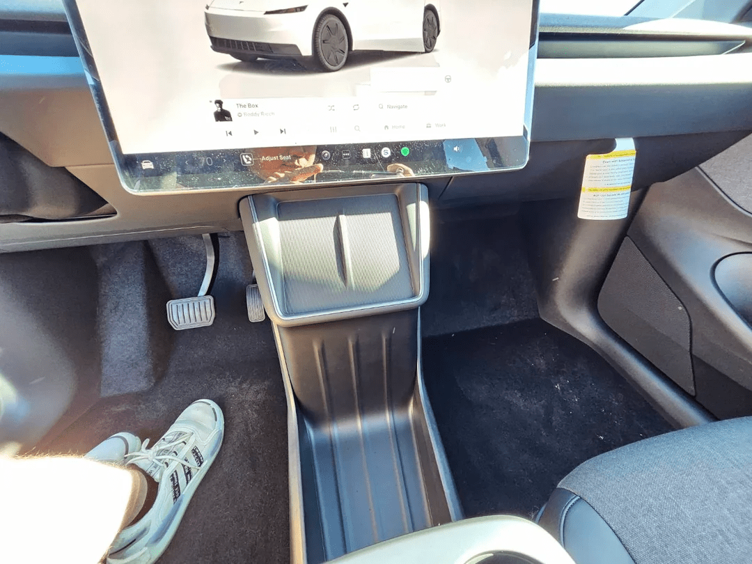 SNS에 올라온 테슬라 모델 Y 스탠다드 깡통차 실물  썸네일