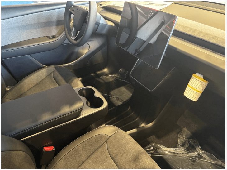 SNS에 올라온 테슬라 모델 Y 스탠다드 깡통차 실물  썸네일