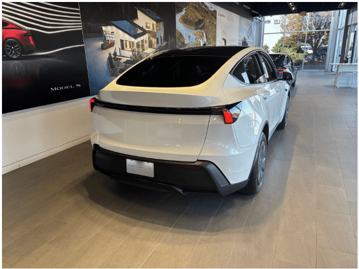 SNS에 올라온 테슬라 모델 Y 스탠다드 깡통차 실물  썸네일