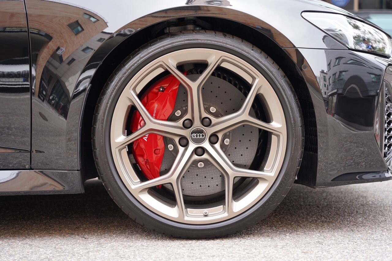 아우디 RS6 아반트 퍼포먼스 이미지6