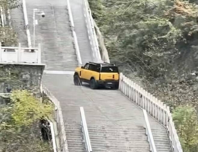 랜드로버 흉내냈다가 개망신당한 중국차 ㅋㅋ  게시글 썸네일