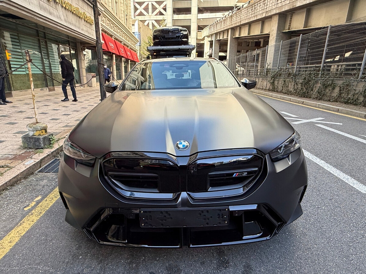  BMW M5 투어링 퍼스트에디션 국내 1호차 출고사진  썸네일