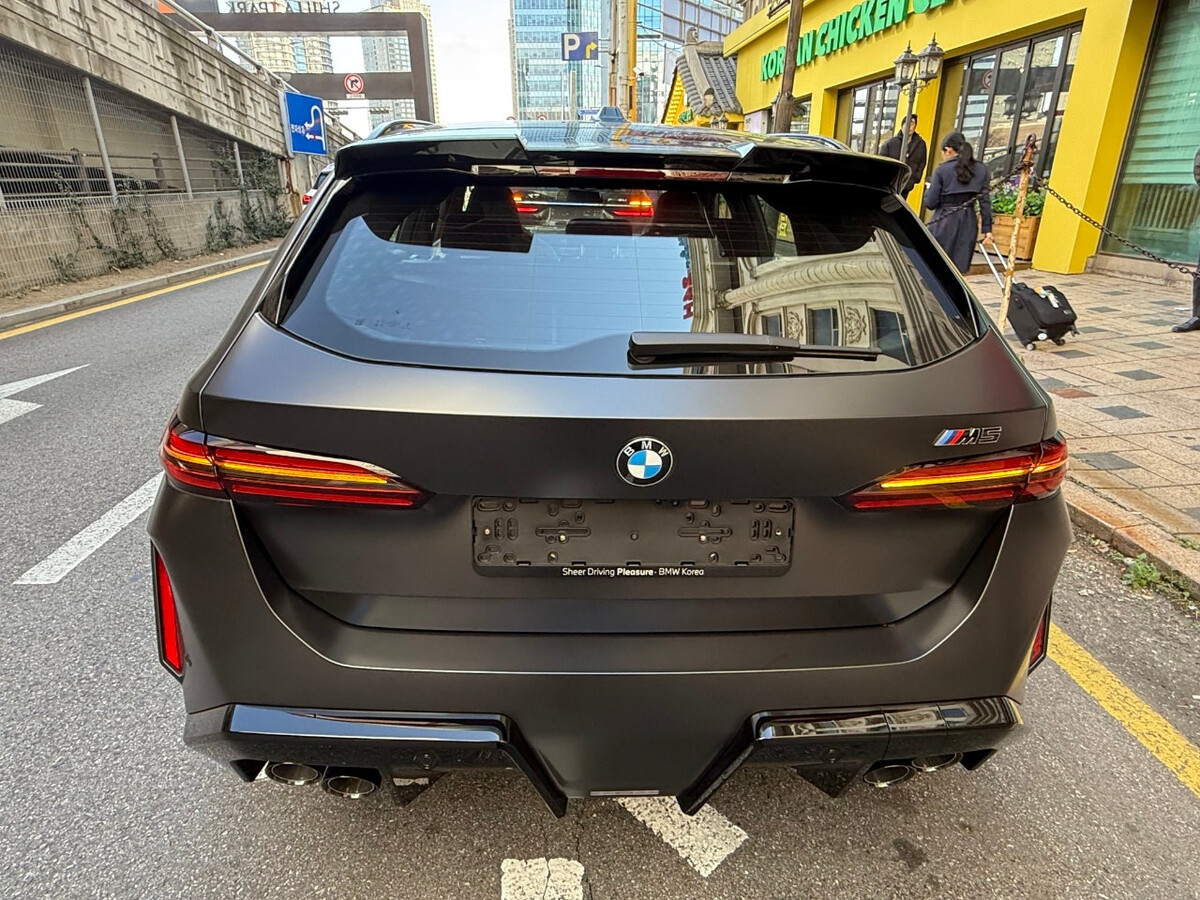  BMW M5 투어링 퍼스트에디션 국내 1호차 출고사진  썸네일