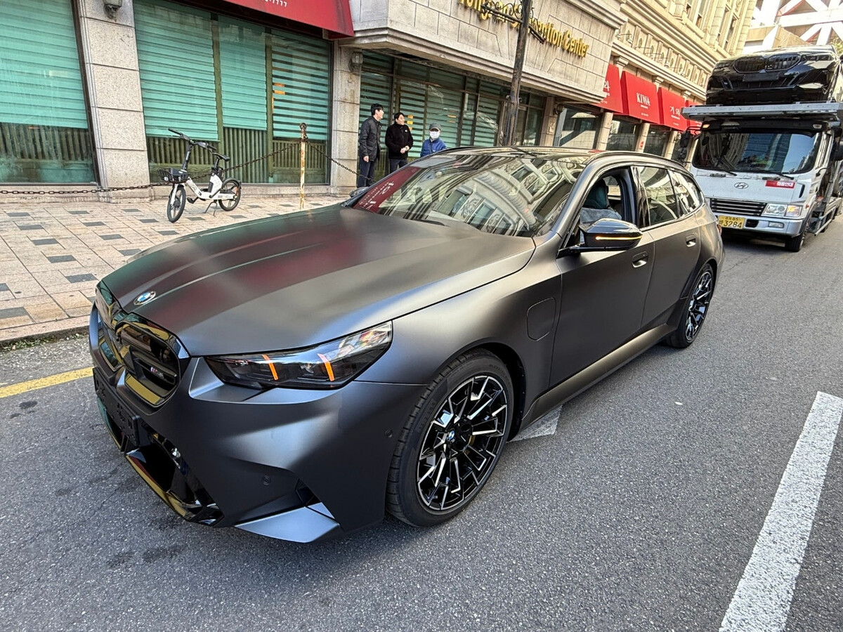 BMW M5 투어링 퍼스트에디션 국내 1호차 출고사진  썸네일