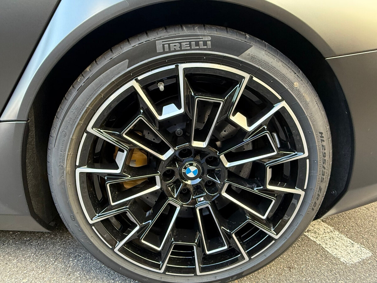  BMW M5 투어링 퍼스트에디션 국내 1호차 출고사진  썸네일