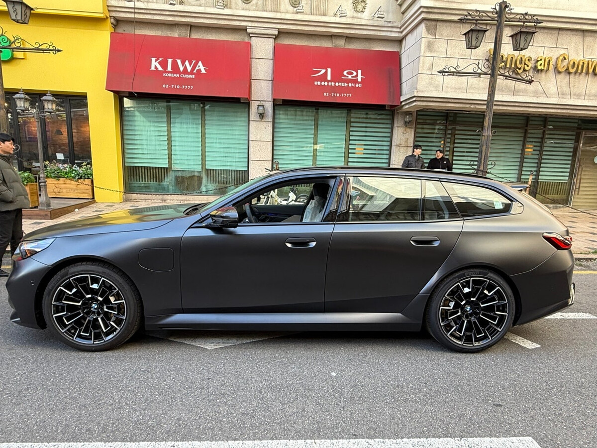  BMW M5 투어링 퍼스트에디션 국내 1호차 출고사진  썸네일