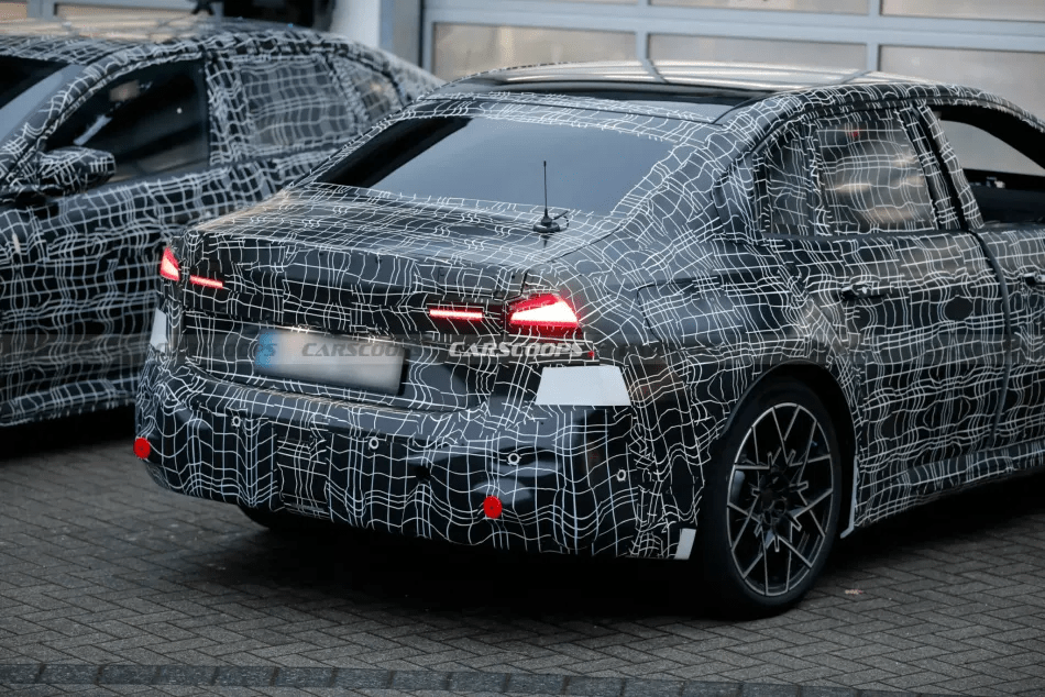 bmw 3시리즈 풀체인지 (i3) 스파이샷.. 근데 비율이 ㄷㄷ  게시글 썸네일