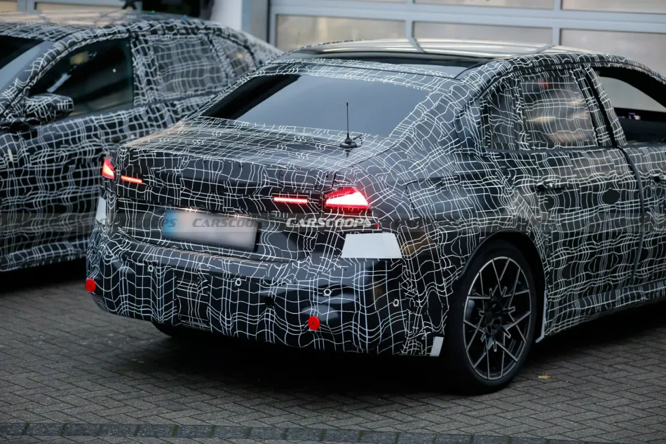 bmw 3시리즈 풀체인지 (i3) 스파이샷.. 근데 비율이 ㄷㄷ  게시글 썸네일