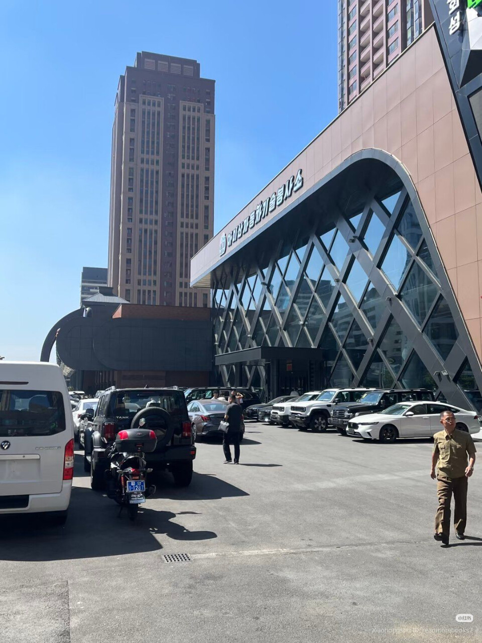 북한에도 수입차 전시장 있네요...? 썸네일