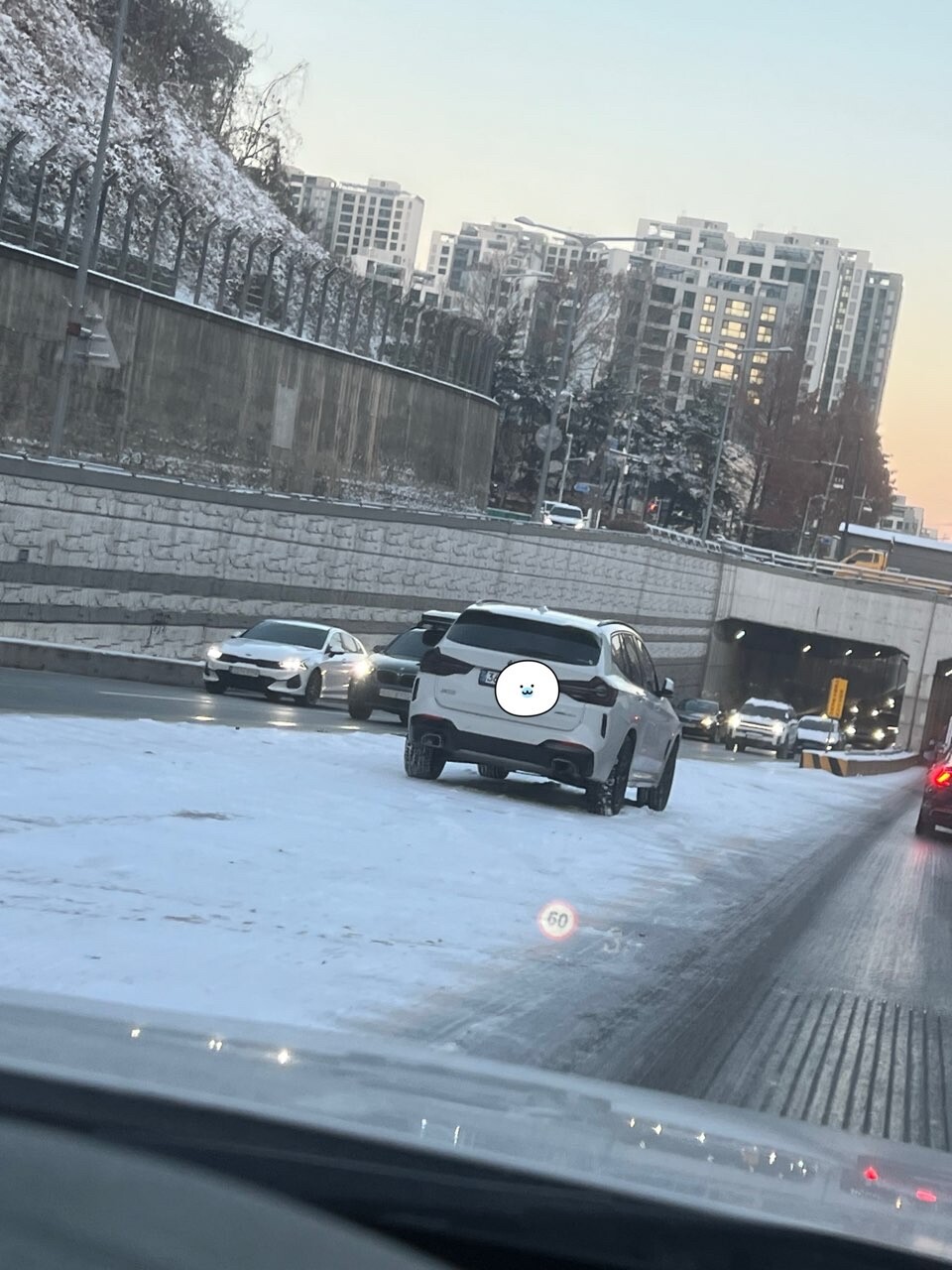 오늘 서울 출근길 개빡샙니다 차 버리고 간 사람들도 많네요 썸네일