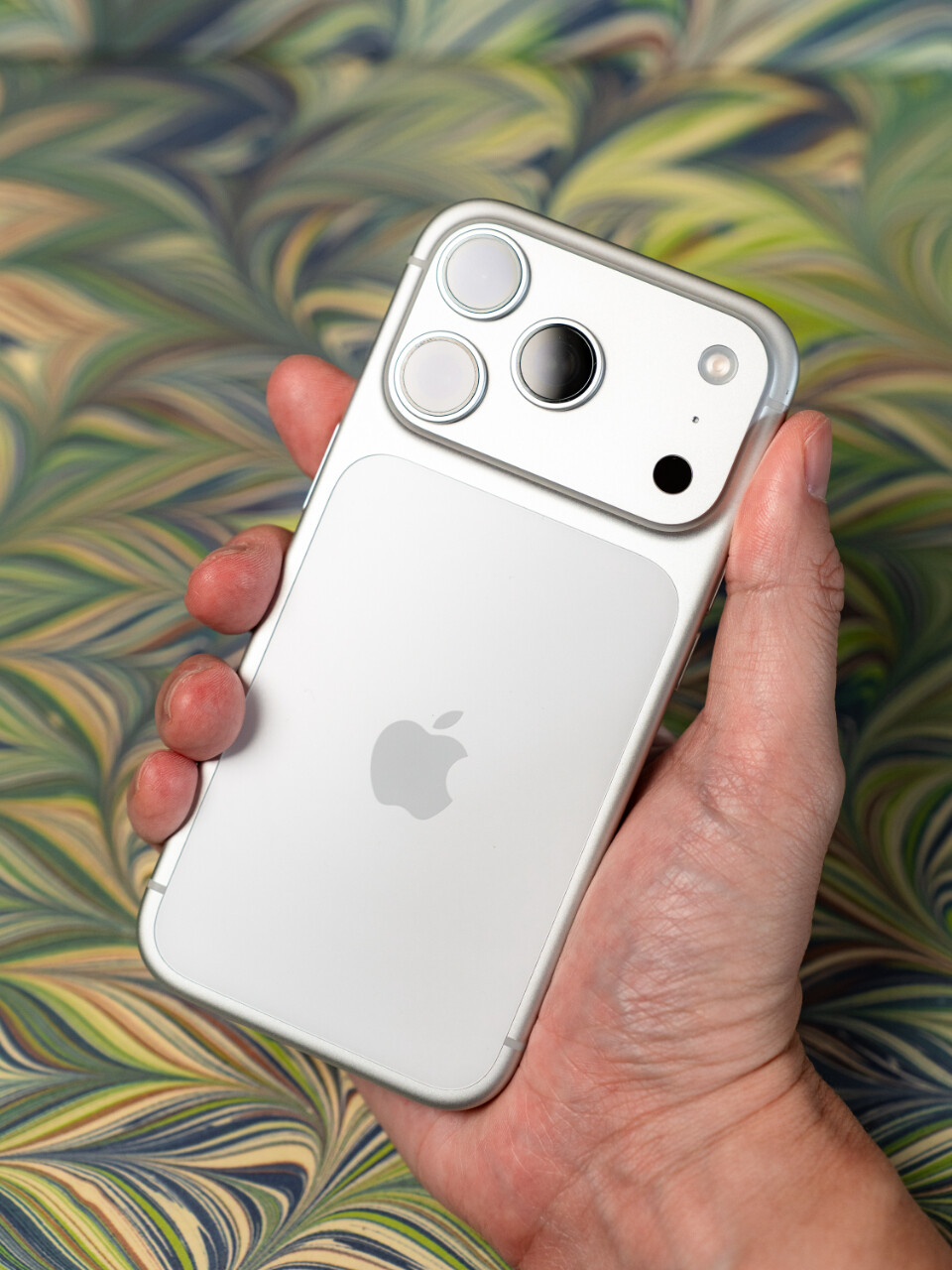 투표좀 부탁드립니다)))) 아이폰 17프로 화이트 vs 오렌지  게시글 썸네일