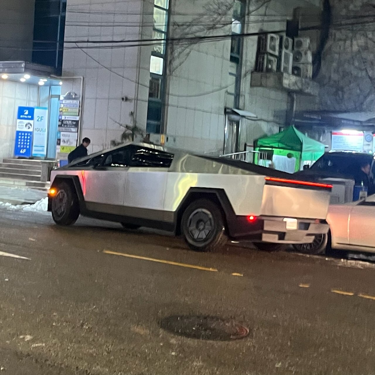 사이버트럭 실물 처음봤네요 ㅋㅋ 게시글 썸네일