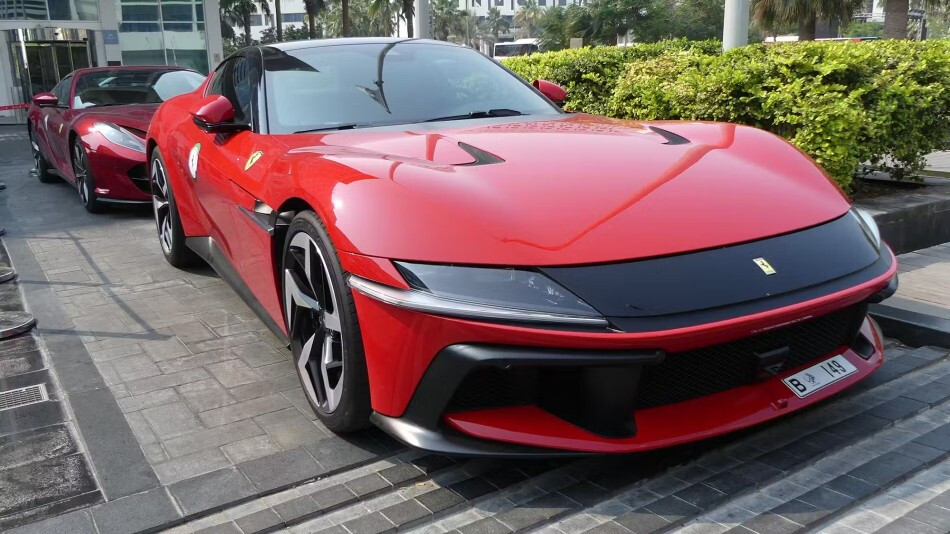 아랍 아부다비에서 F1 열릴 때 관객 차들  게시글 썸네일