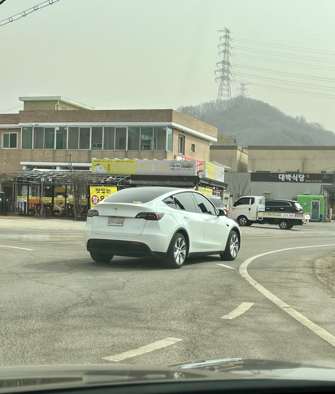 형들 테슬라 흰색 번호판 못달지 않나요?? 어케햇누  게시글 썸네일
