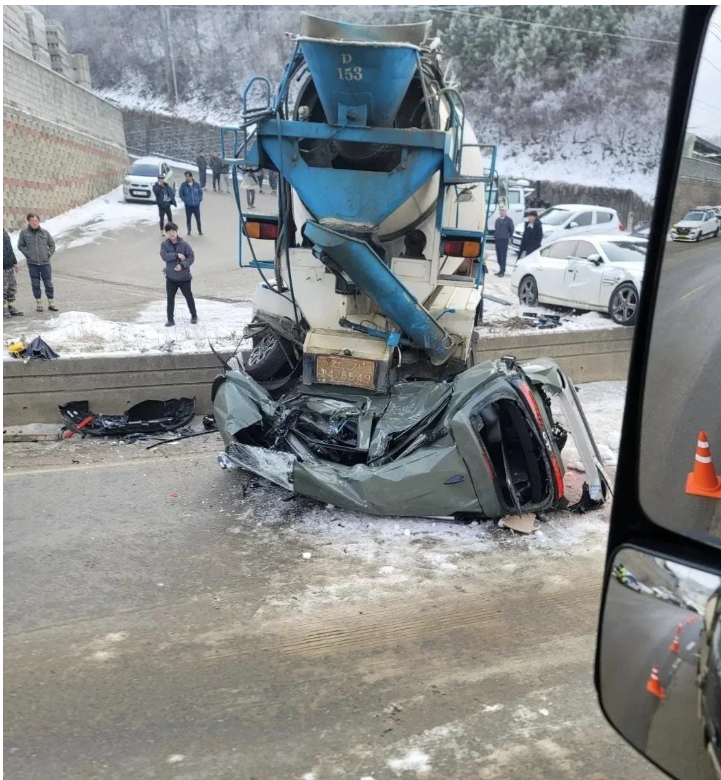 캐스퍼 사고 사진인데 차가 찢어졌네요...  게시글 썸네일